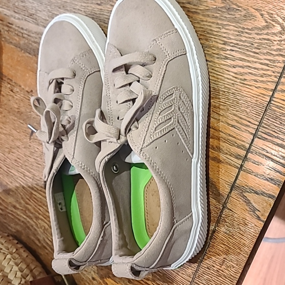 Cariuma Suede Sneakers Beige New - Picture 2 of 8